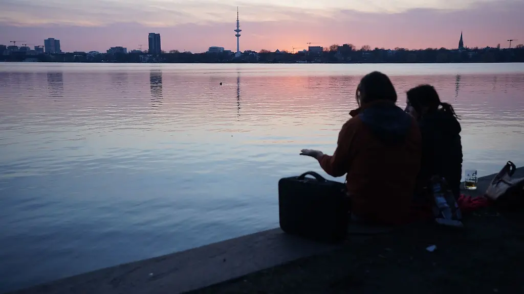 Passanten-geniessen-die-Abendsonne-an-der-Aussenalster