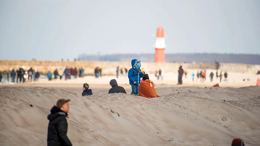 Spaziergaenger-sind-am-Ostseestrand-unterwegs
