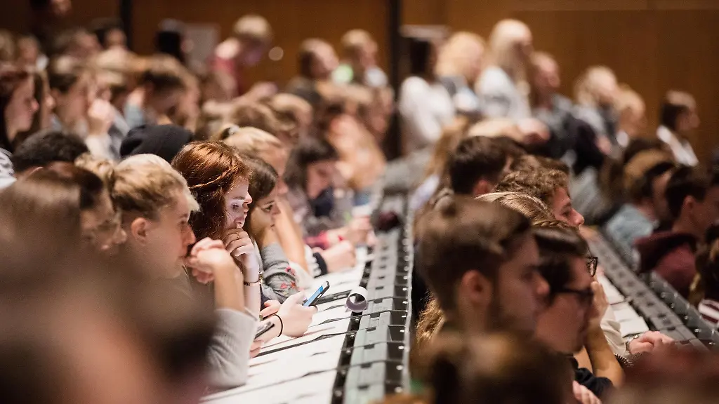 Studenten-verfolgen-im-Hoersaal-eine-Erstsemesterbegruessung