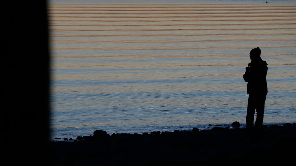 Ein-Mann-steht-am-Ufer-eines-See