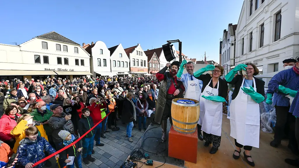 Verteilung-von-Brot-und-Heringen-als-Laetare-Spende