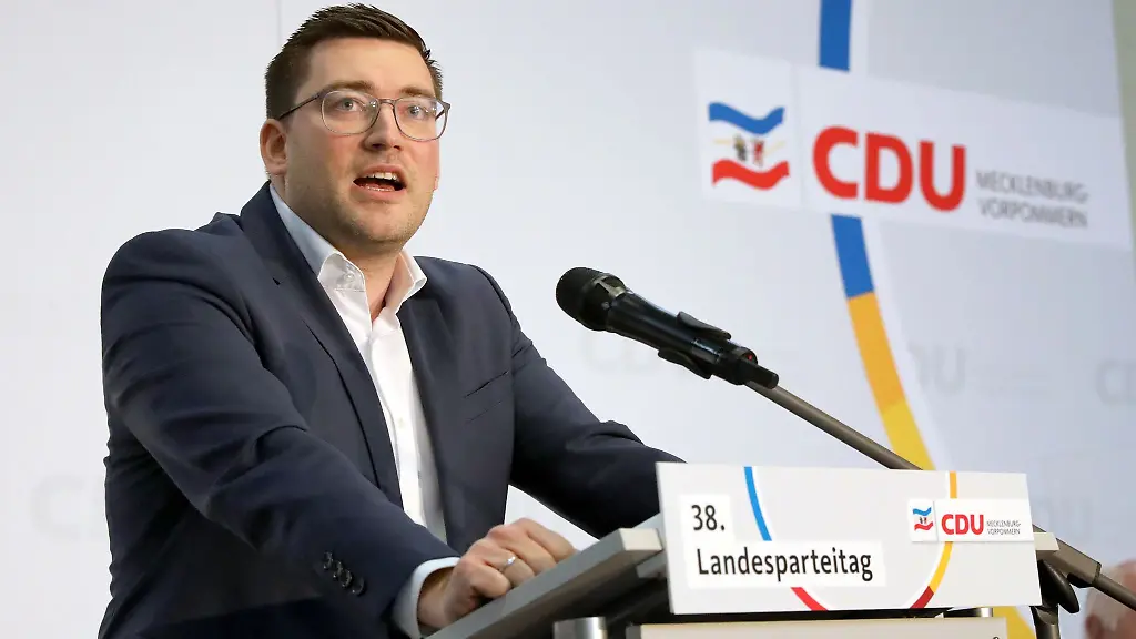 Franz-Robert-Liskow-Vorsitzender-der-CDU-Landtagsfraktion-Mecklenburg-Vorpommern-spricht