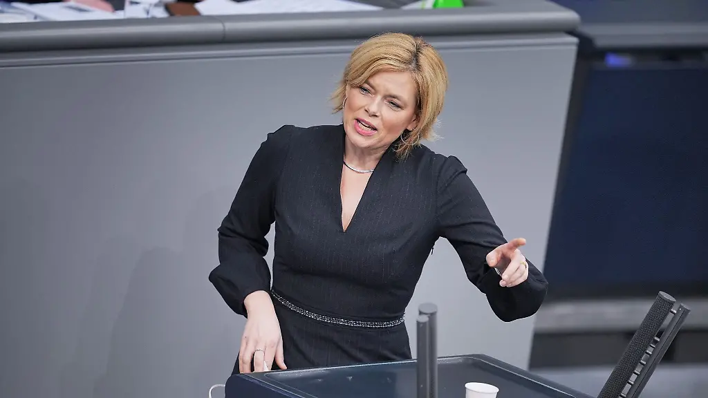 Julia-Kloeckner-CDU-spricht-im-Bundestag