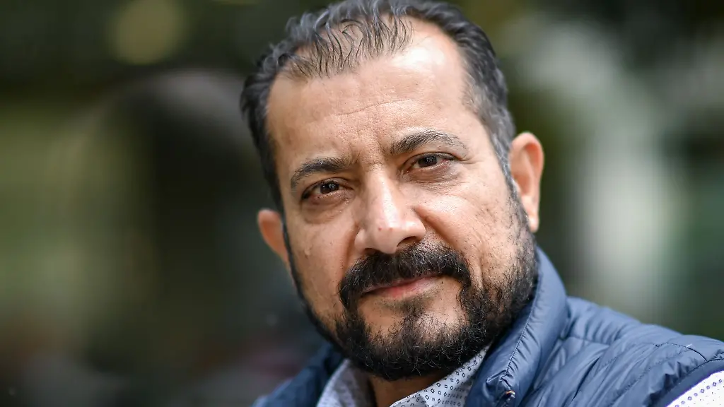 Sayed-Ahmad-Shah-Sadaat-steht-in-einer-Fussgaengerzone-in-Leipzig