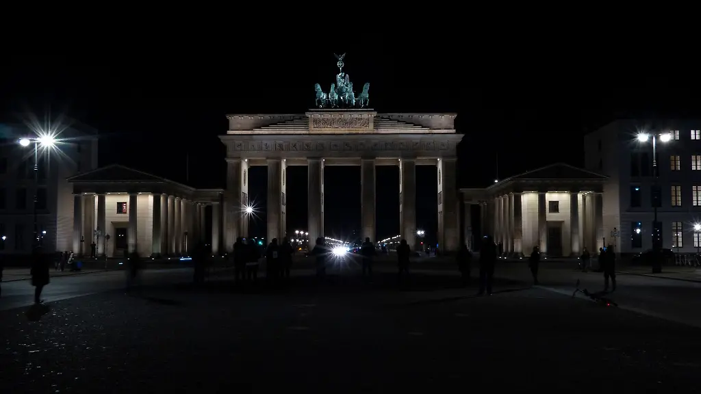 Das-Brandenburger-Tor-liegt-waehrend-der-Earth-Hour-im-Dunkeln