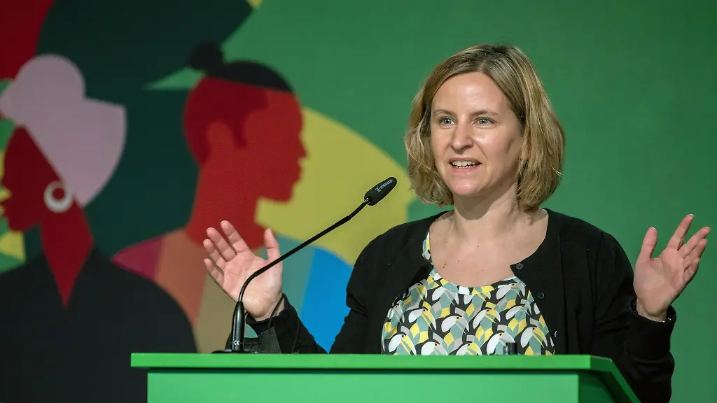 Die-rheinland-pfaelzische-Mobilitaetsministerin-Katrin-Eder-spricht-in-Idar-Oberstein