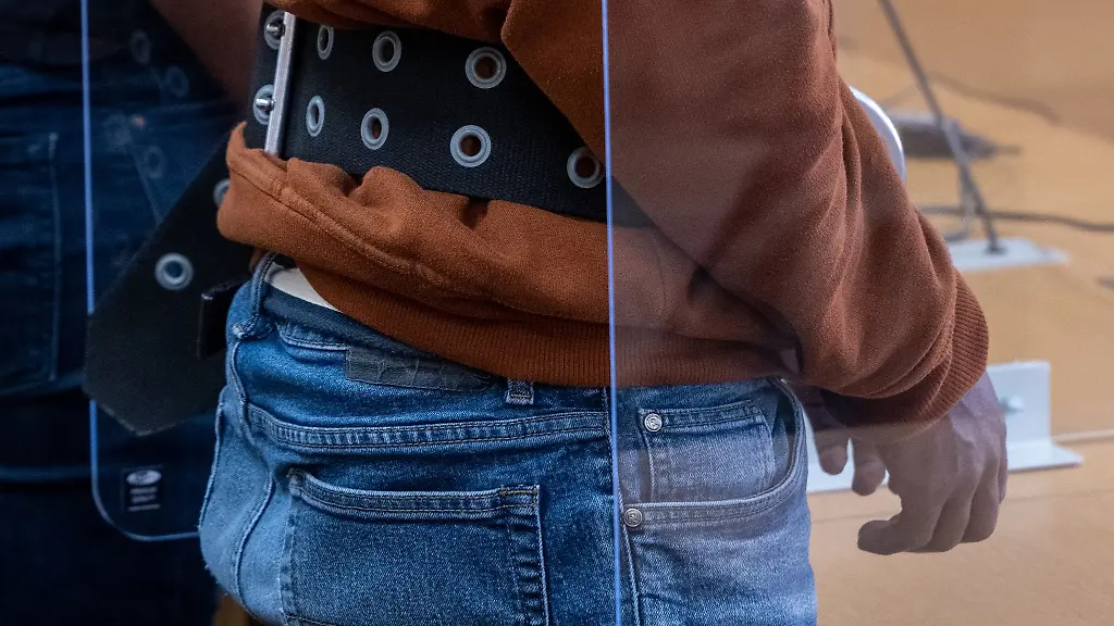 Der-mutmassliche-Taeter-steht-im-Verhandlungssaal-des-Landgerichts