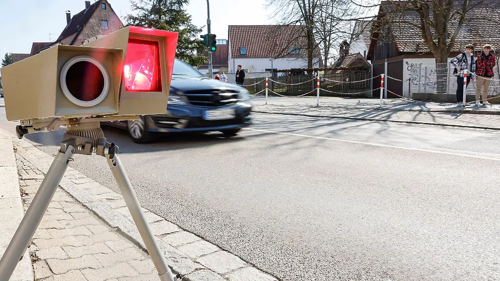 Ein-Geschwindigkeitsmessgeraet-loest-vor-einer-Schule-in-Wendelstein-bei-einem-Auto-aus
