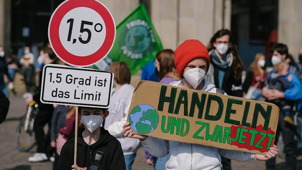 1-5-Grad-ist-das-Limit-und-Handeln-und-zwar-jetzt-steht-auf-Schildern-von-jungen-Teilnehmern