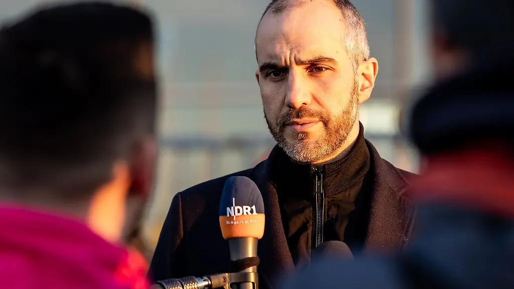 Belit-Onay-Buendnis-90-Die-Gruenen-Oberbuergermeister-von-Hannover-spricht