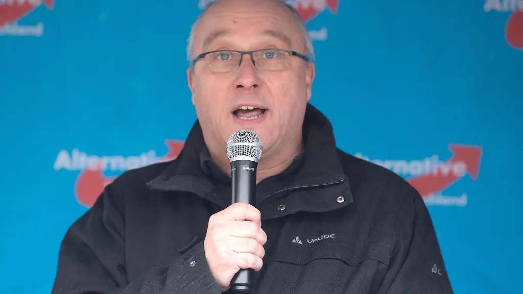 Der-AfD-Bundestagsabgeordnete-Jens-Maier-spricht-auf-einer-Kundgebung-der-saechsischen-AfD