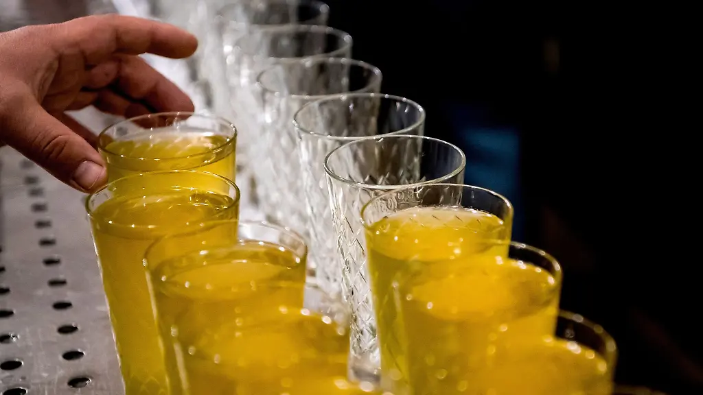 Eine-Hand-greift-nach-einem-Apfelwein-Glas