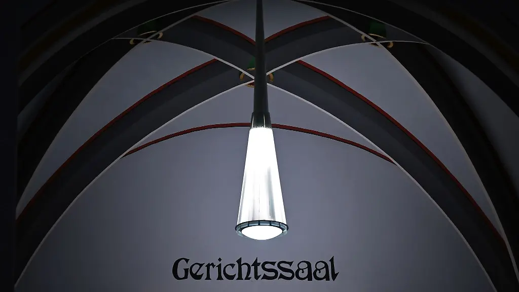 Der-Schriftzug-Gerichtssaal-steht-ueber-einer-Tuer-im-Landgericht