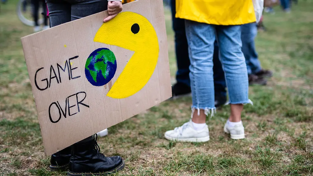 Game-Over-steht-beim-globalen-Klimastreik-auf-dem-Plakat-einer-Teilnehmerin-geschrieben