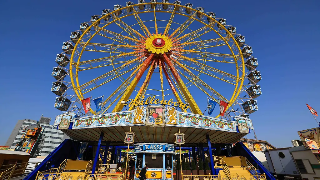 Mitarbeiter-montieren-das-Kassenhaeuschen-des-Riesenrads-beim-Aufbau-des-Fruehlingsdoms-auf-dem-Heiligengeistfeld