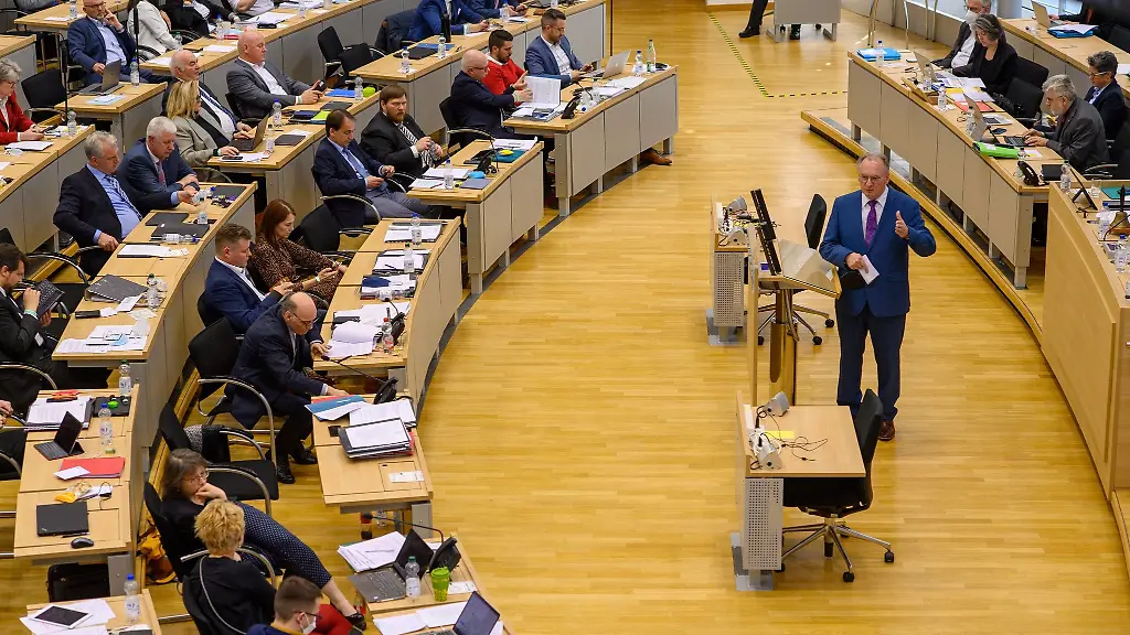 Blick-in-den-Plenarsaal-des-Landtags-von-Sachsen-Anhalt