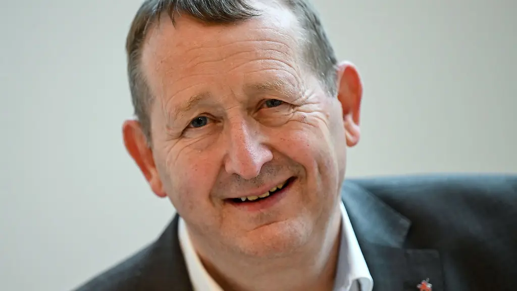 Guenter-Rudolph-nach-seiner-Wahl-zum-neuen-Fraktionsvorsitzenden-der-SPD