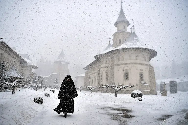 2022-03-08T000000Z-821891568-RC2GYS94V8J0-RTRMADP-3-UKRAINE-CRISIS-ROMANIA-MONASTERY