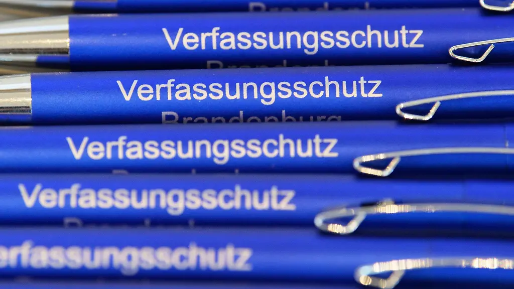 Kugelschreiber-mit-der-Aufschrift-Verfassungsschutz-liegen-auf-einem-Tisch