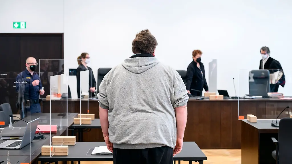 Youtuber-Drachenlord-M-steht-im-Verhandlungssaal-als-der-verhandelnde-Richter-den-Saal-betritt