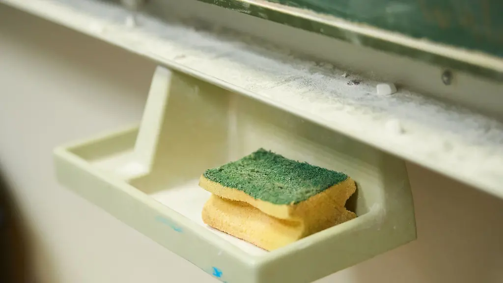 Ein-Schwamm-liegt-an-der-Schultafel