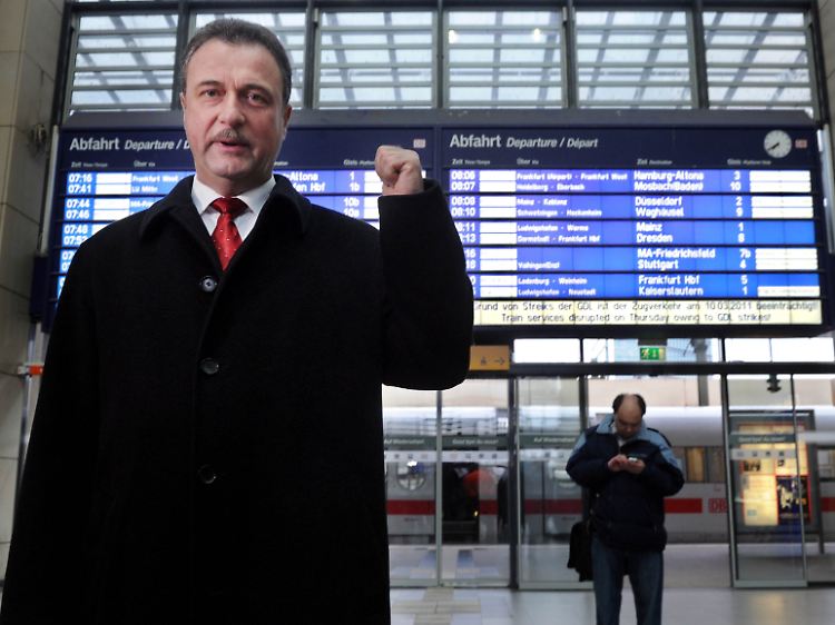 Bundesweit und flächendeckend: GDL-Chef Claus Weselsky am Mannheimer Hauptbahnhof. (Im Hintergrund bringt ein Bahnkunde sein Smartphone zum Einsatz, um nach alternativen Verbindungen zu suchen.)