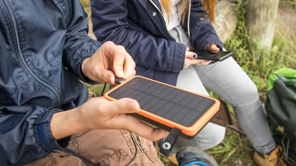 Strom-auch-ohne-Netz-Powerbanks-mit-Solarpanel-laden-sich-selbst-wieder-auf-Ohne-strahlenden-Sonnenschein-kann-das-aber-dauern