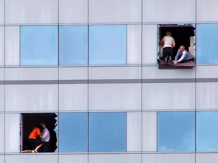 Wenn das Büro zur Falle wird: In einigen Gebäuden blockierten Trümmer die Treppenhäuser.
