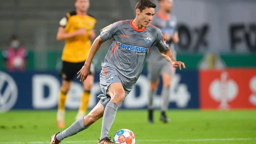 Paderborns-Maximilian-Thalhammer-spielt-den-Ball