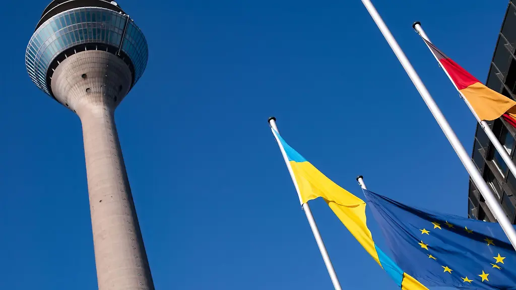 Die-Fahne-der-Ukraine-weht-vor-dem-Landtag-neben-den-Fahnen-Europas-und-Deutschlands