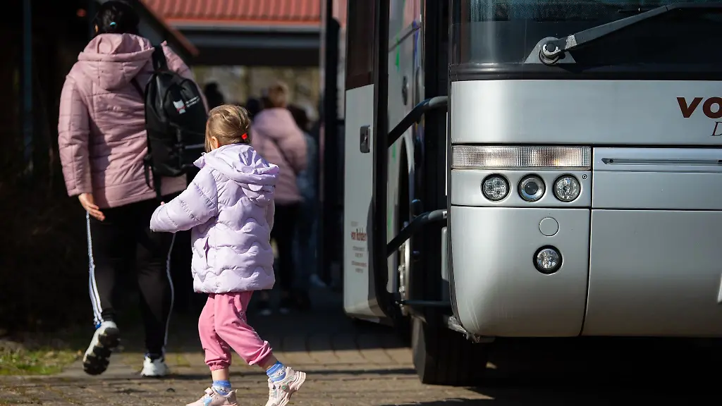 Ukrainische-Fluechtlinge-steigen-an-einer-Fluechtlingsunterkunft-in-Niedersachsen-aus-einem-Bus