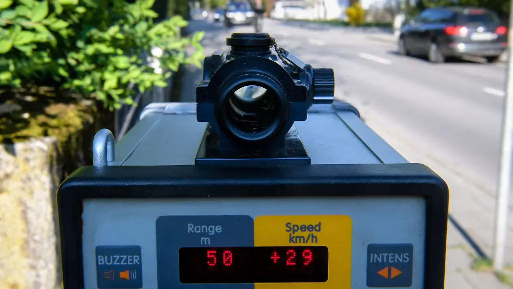 Auf-einer-Laserpistole-wird-die-Geschwindigkeit-eines-entgegenkommenden-Fahrzeugs-angezeigt