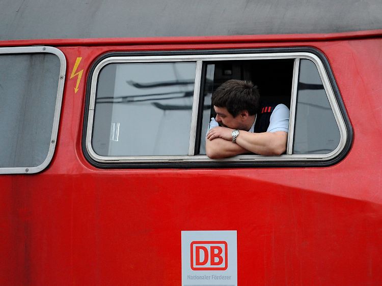 Wenn alle drin sind, kann es wieder los gehen: Ein Lokführer wartet auf das Abfahrtssignal.