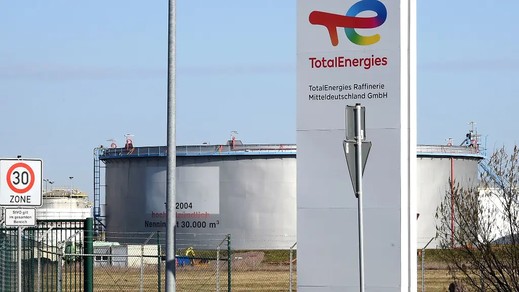 An-der-Einfahrt-zur-Total-Raffinerie-in-Leuna-steht-das-Logo-der-Anlage