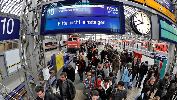 Bitte nicht einsteigen, hieß es am Morgen - streikerprobte Fahrgäste wussten: Wozu auch?