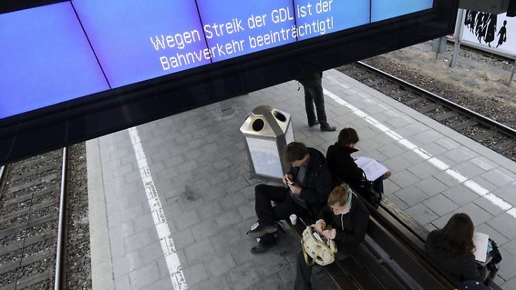 Bahnkunden sollten ihre Rechte kennen: Wer zum Beispiel zu spät zur Arbeit kommt, kann sich nicht mit dem Streik rausreden.