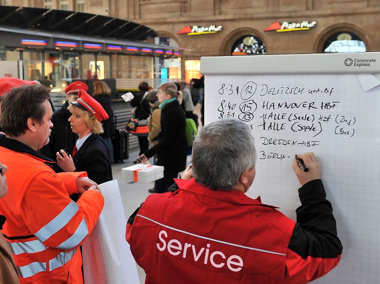 Informationen am Flipchart: Zusätzlich eingesetzte Service-Kräfte der Deutschen Bahn versuchen den Ansturm der Fragen zu bearbeiten.
