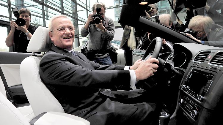 Am Steuer eines Golf Cabrio: VW-Chef Martin Winterkorn.