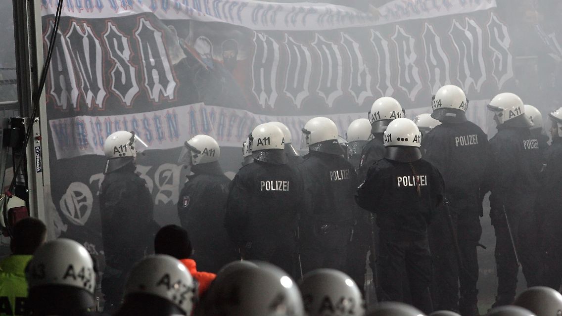 Gewalt und Randale im Fußball - es gibt sie immer noch: März 2009 St. Pauli gegen Hansa Rostock.