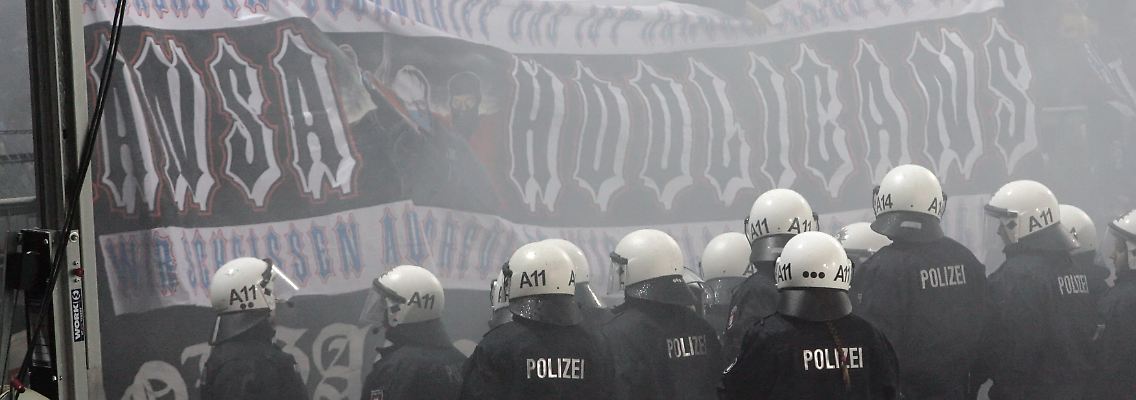 Gewalt und Randale im Fußball - es gibt sie immer noch: März 2009 St. Pauli gegen Hansa Rostock.