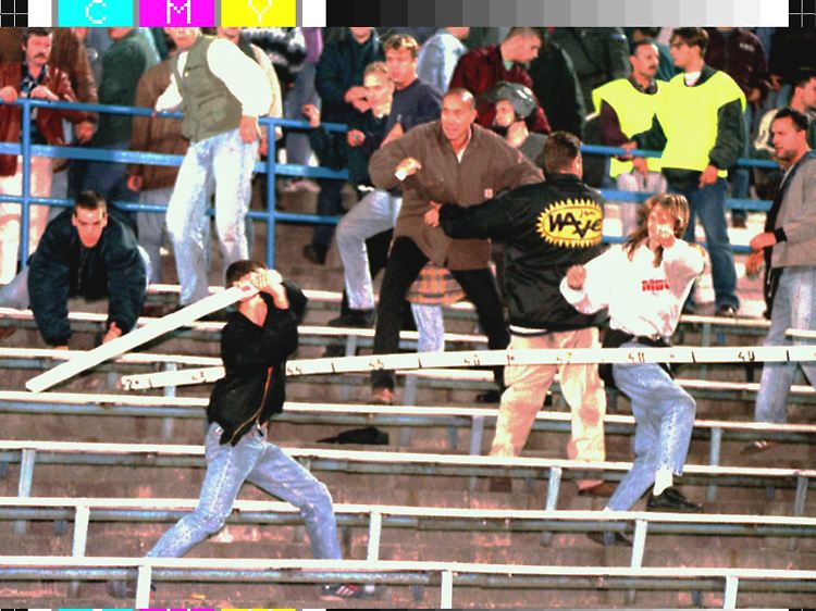 Ein deutscher Hooligan schlägt während der Fußball-Länderspiels Polen - Deutschland im September 1996 auf andere Hools ein. Rund 300 Randalierer mussten damals zu Beginn der Partie von polnischen Polizisten gewaltsam auseinandergetrieben werden.