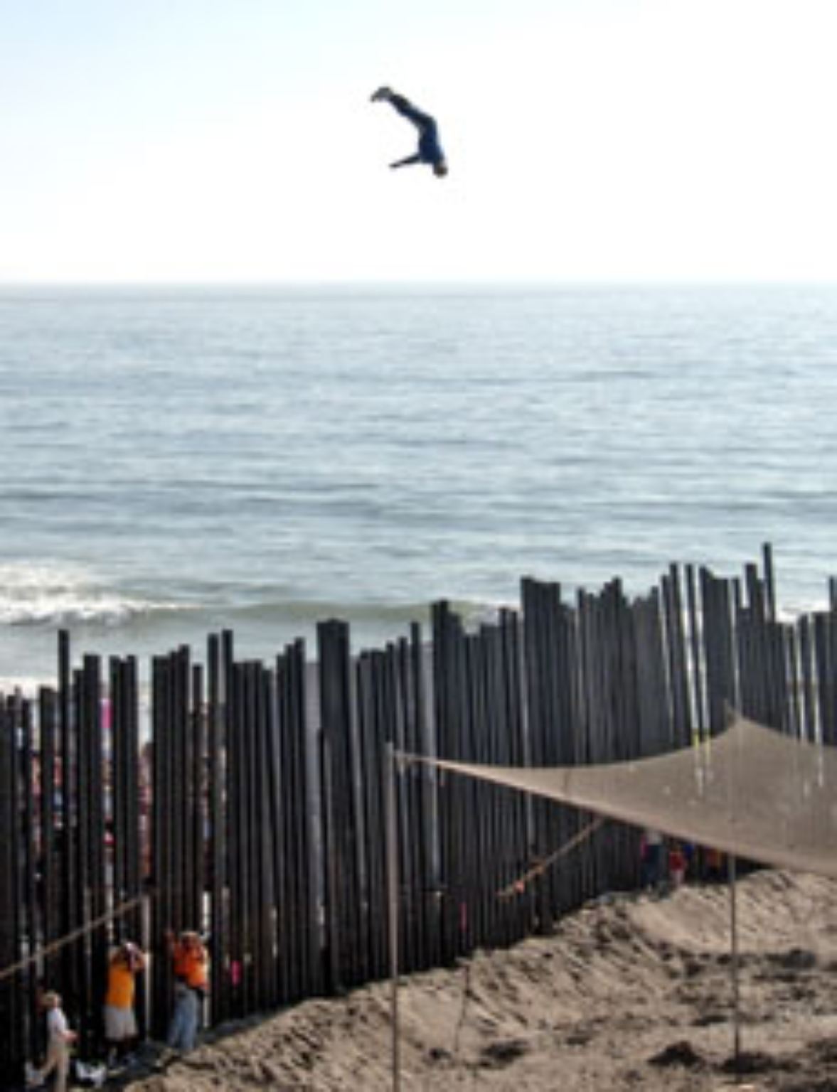 Wenn Sie auf Sylt am Strand spazieren gehen und plötzlich fliegt ein Mann (keine Möwe!) an Ihnen vorbei, dann...