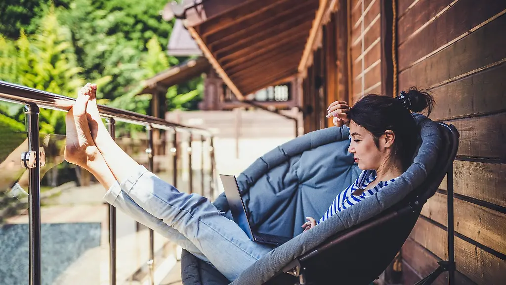 Arbeiten-und-Urlaubmachen-eigentlich-zwei-grundverschiedene-Dinge-die-waehrend-einer-Workation-miteinander-verschmelzen