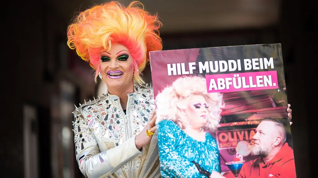 Olivia-Jones-Dragqueen-stellt-waehrend-eines-Pressetermins-die-Kampagne-Seitenwechseln-vor