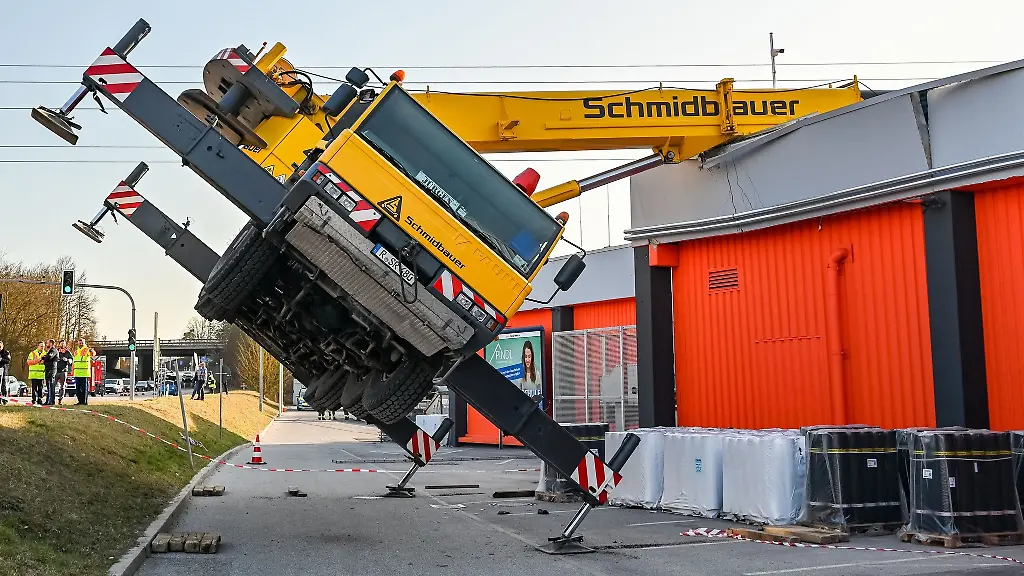 Ein-Autokran-ist-mit-seinem-Ausleger-auf-das-Dach-eines-Supermarktes-gestuerzt