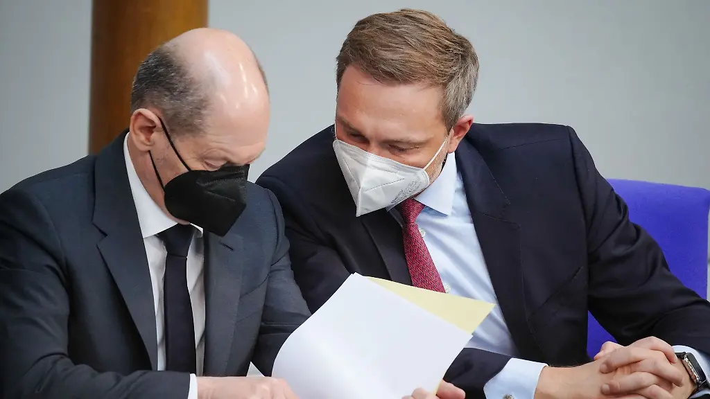 Finanzminister-Christian-Lindner-r-FDP-und-Bundeskanzler-Olaf-Scholz-SPD-unterhalten-sich-im-Bundestag