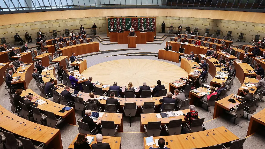 Abgeordnete-sitzen-im-Plenarsaal-im-Landtag