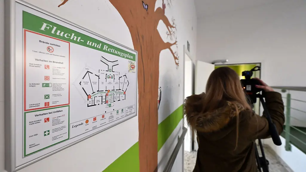 Eine-Journalistin-filmt-in-einer-Unterkunft-fuer-die-Unterbringung-von-ukrainischen-Gefluechteten-in-Jena-Zwaetzen