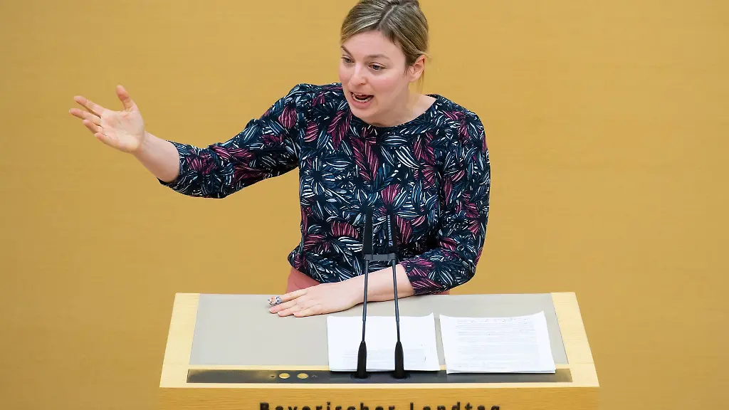 Bayerns-Gruenen-Fraktionschefin-Katharina-Schulze-spricht-im-Landtag