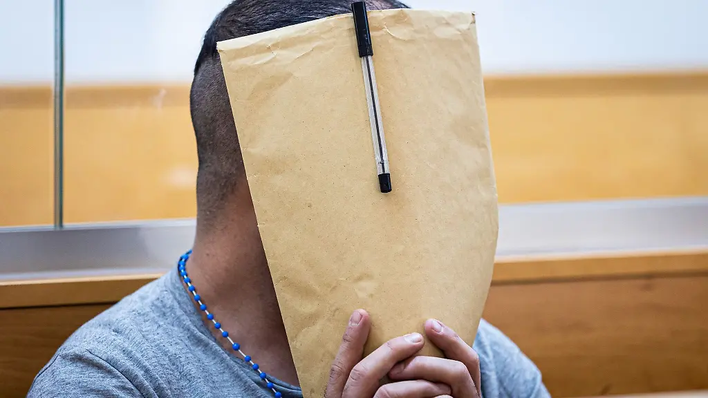 Einer-der-beiden-Angeklagten-sitzt-bei-Prozessauftakt-in-einem-Saal-vom-Landgericht-Hannover